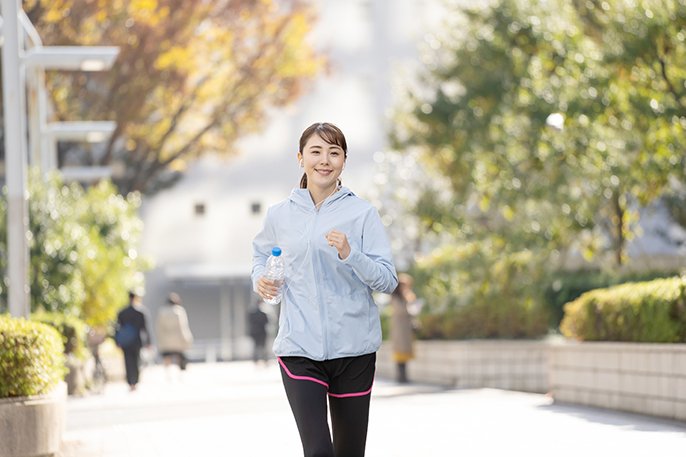 写真：女性がジョギングをしている様子
