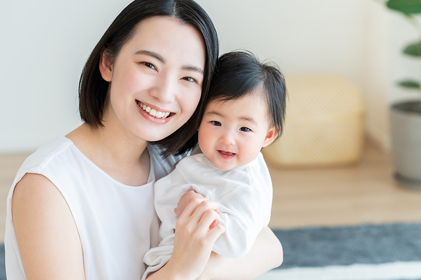 女性が子供を抱っこしている様子