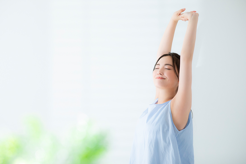 写真：伸びをしている女性