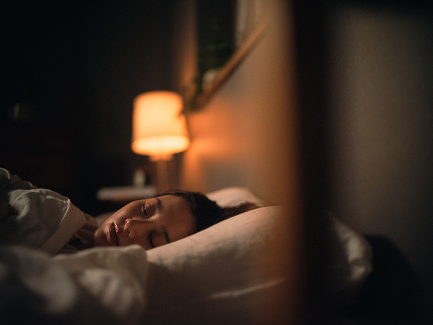 写真：女性が眠っている様子