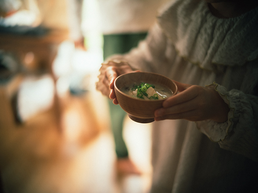 写真：女性が食事を運ぶ様子