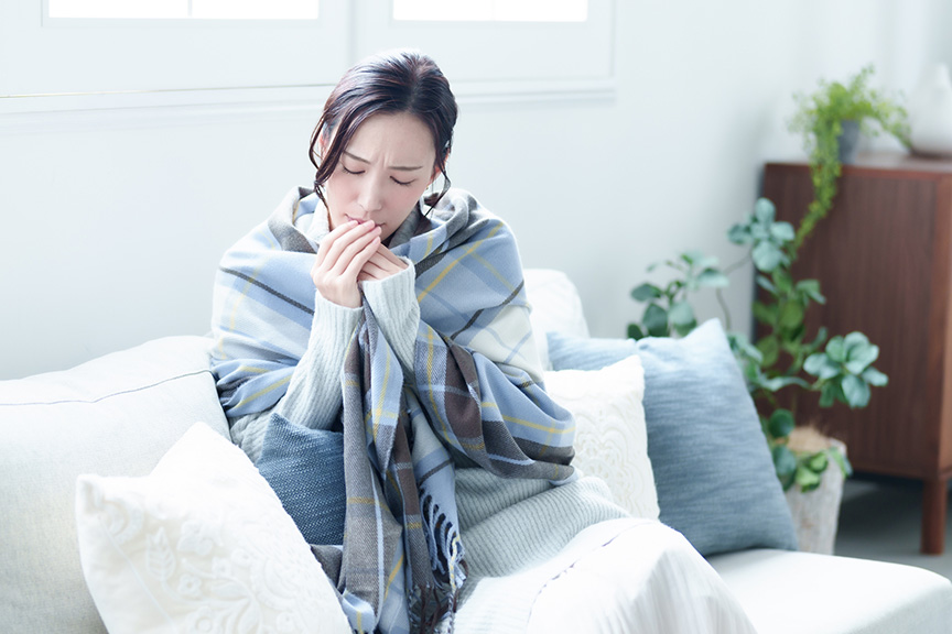 写真：女性が寒がっている様子