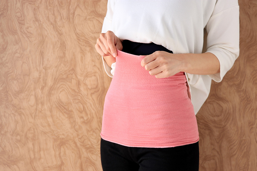 写真：腹巻きをする様子