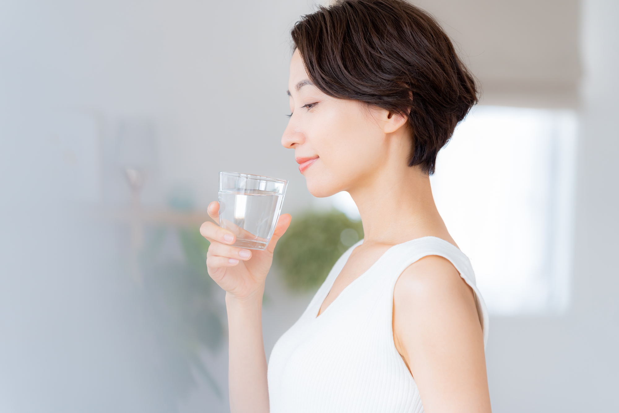 グラスに入った水と女性の写真