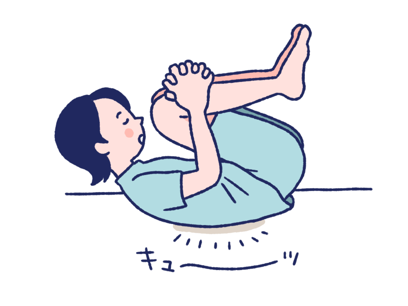 仰向けで片方の足首を逆側の膝にのせている女性