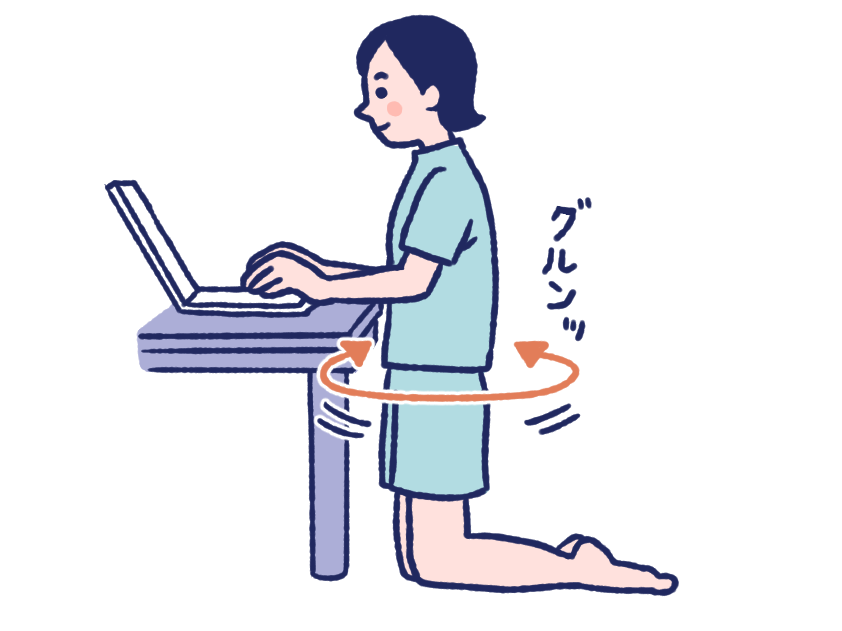 ひざ立ちデスクワークをしている女性