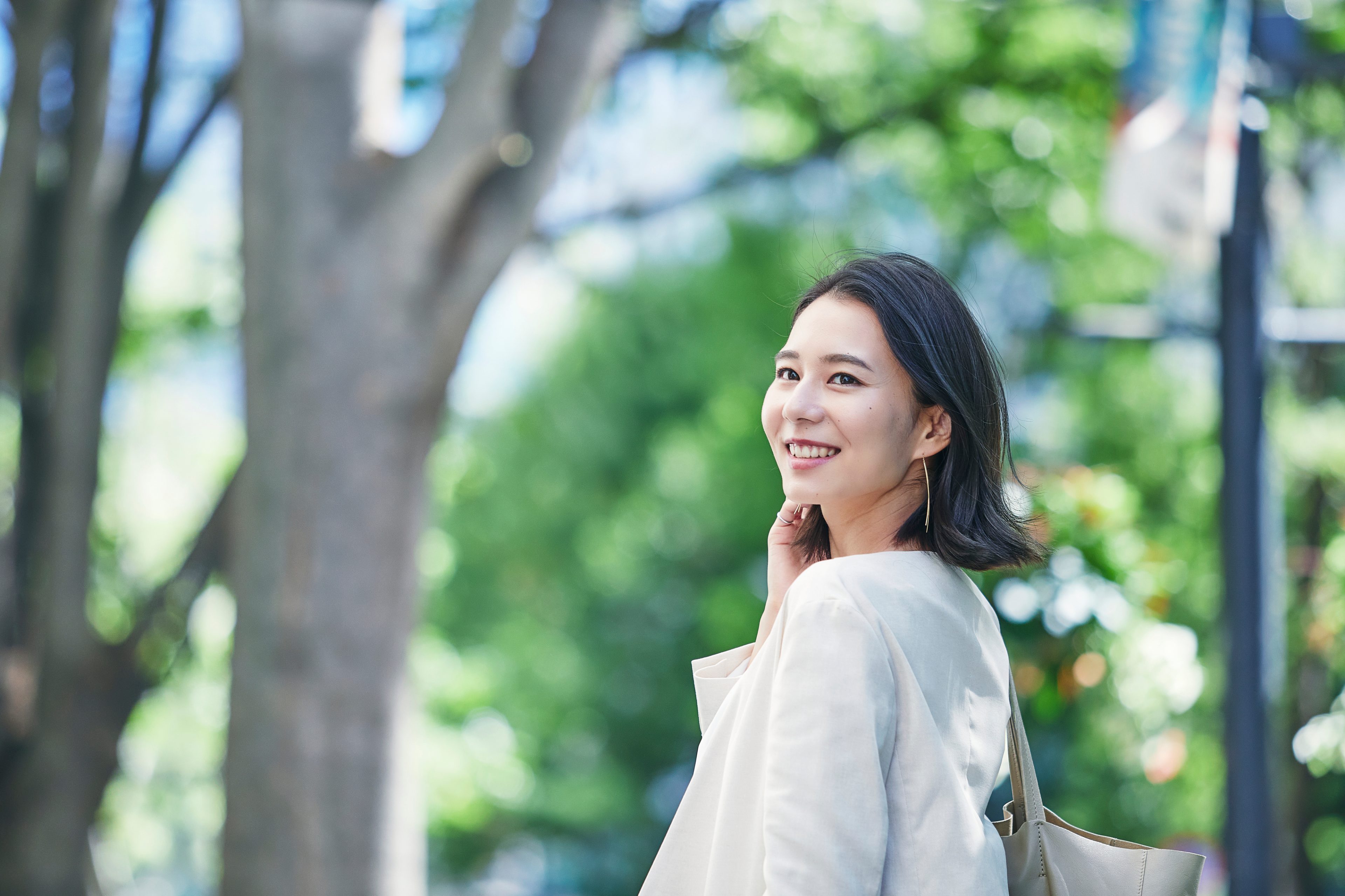 木漏れ日 女性 笑顔