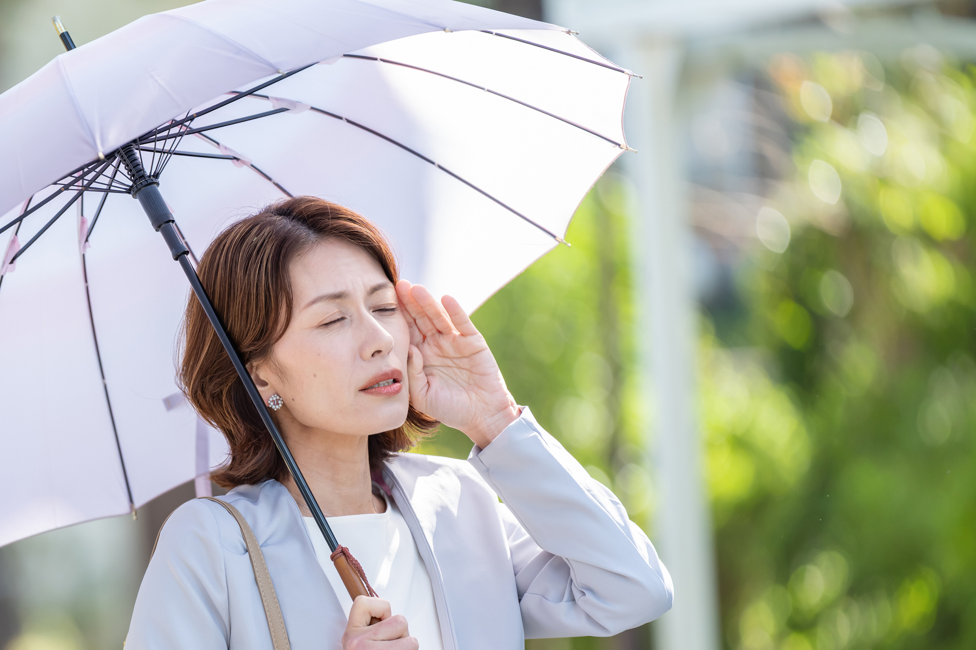 日差しを感じる女性