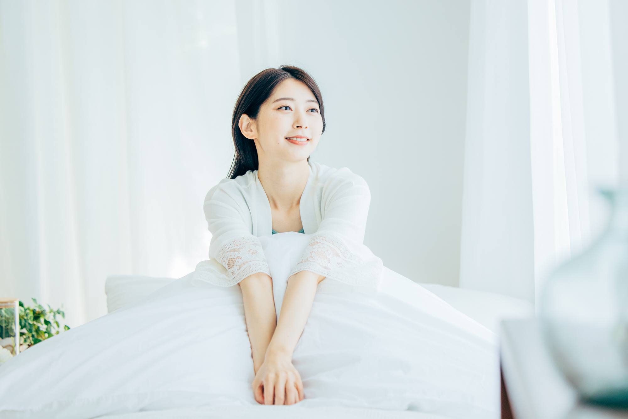 朝の光のなかで目覚める女性