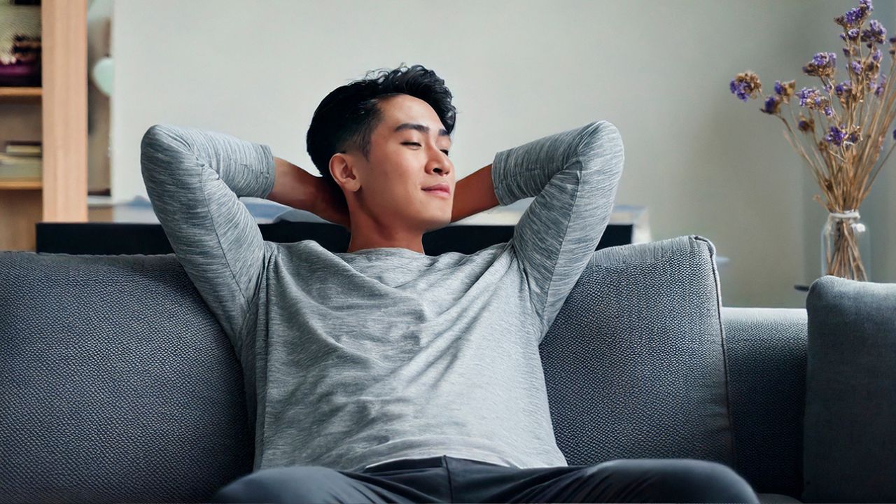 ソファでくつろいでいる男性の写真