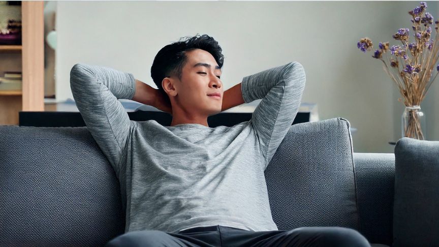 ソファでくつろいでいる男性の写真