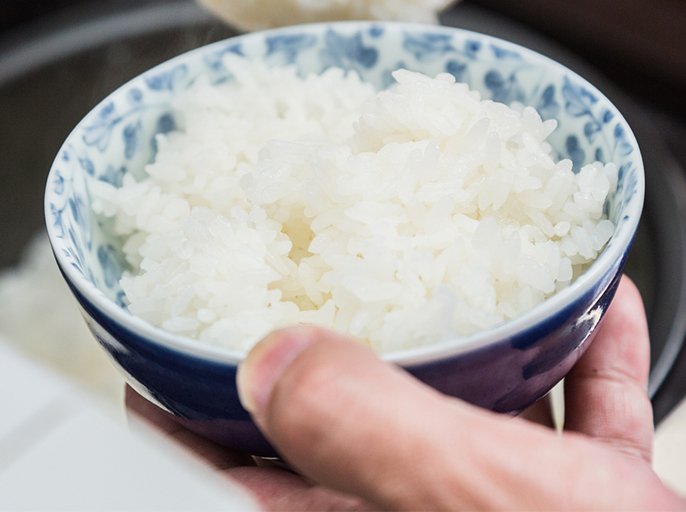 茶碗のご飯を持っている様子の写真