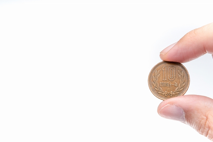 消臭に10円玉を使う様子