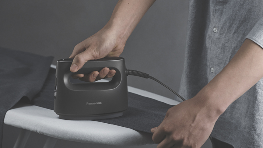 写真：アイロンがけをする様子