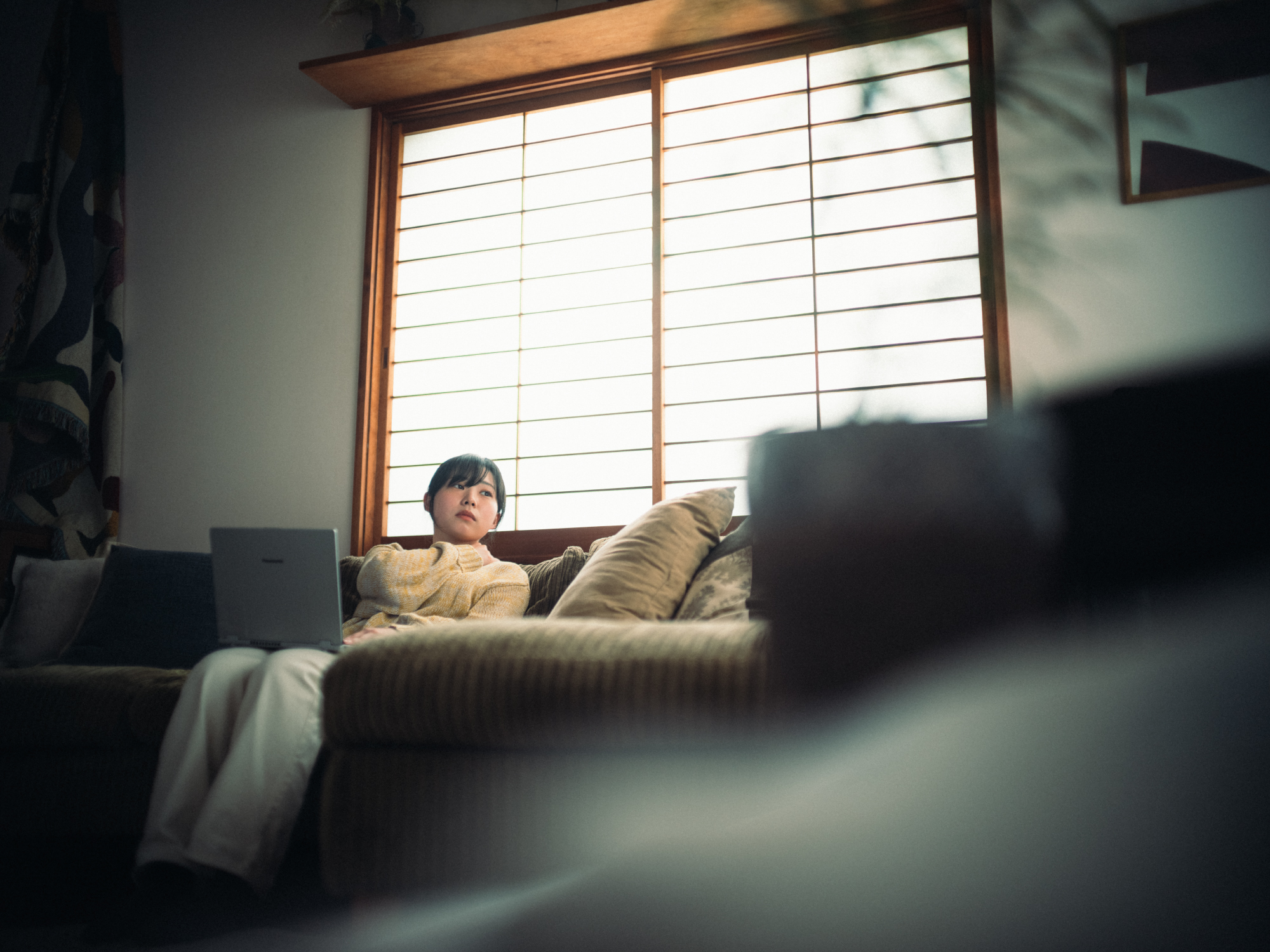 ソファに座っている女性の写真