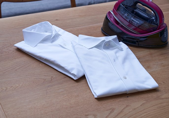 写真：白いワイシャツが畳んで2枚置いてあるイメージ