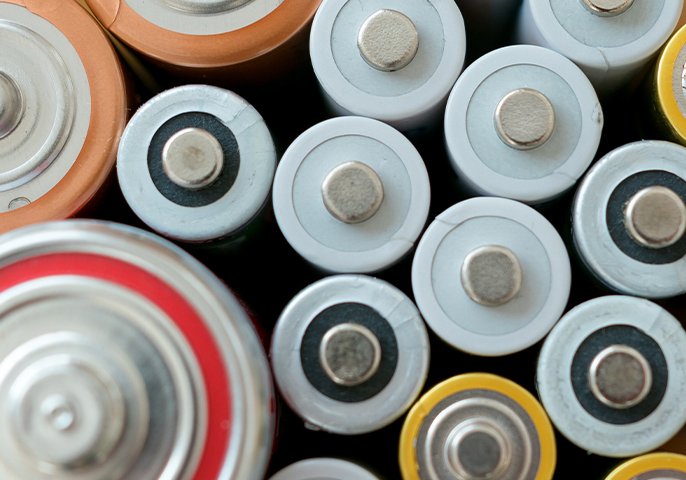 写真：様々な電池を立てて真上から見たイメージ