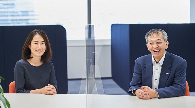 写真左：花王株式会社 ファブリックケア事業部 ブランドマネージャー 原岡 理映氏、写真右：パナソニック株式会社ランドリー・クリーナー事業部 課長 國司 有香氏