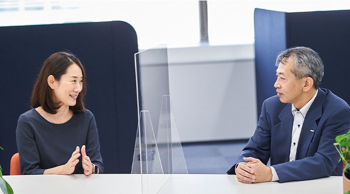原岡 理映さんと國司 有香さんが会話しているイメージの写真