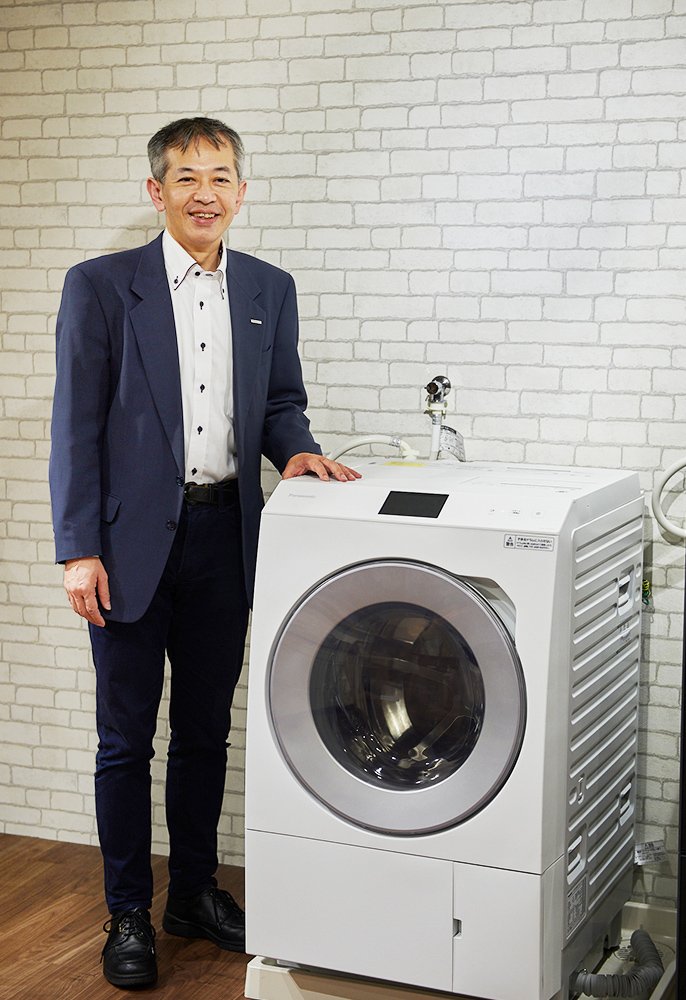 國司 有香さんとドラム型洗濯機の写真