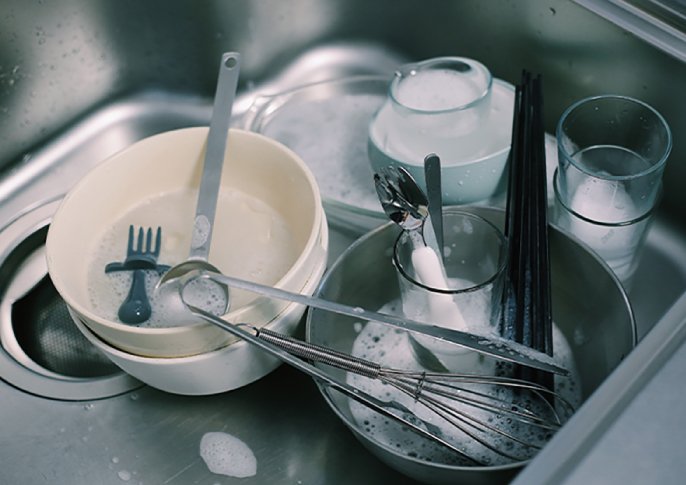 流し台に食器が重ねておいてあるイメージの写真