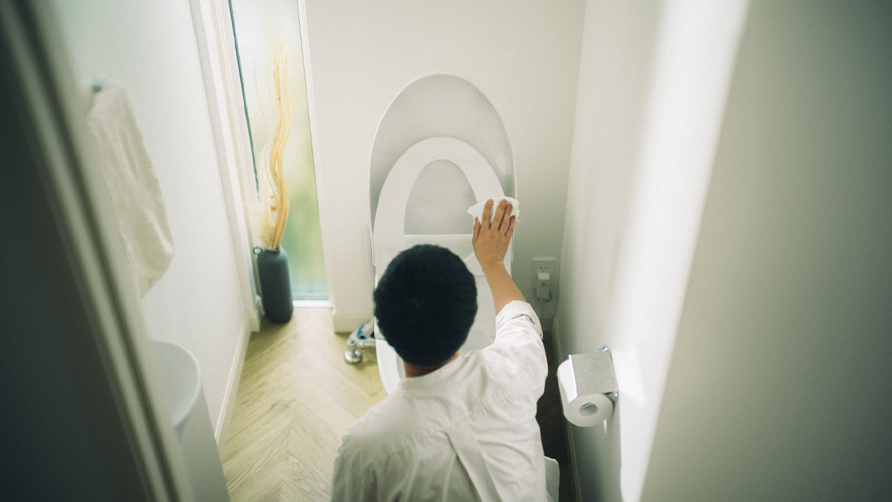 トイレ掃除をしている人の写真