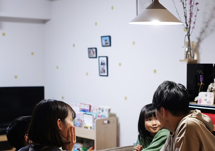 親子で過ごしている様子の写真