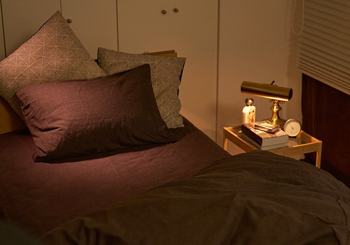 写真：ベッドサイドに明かりがついてるイメージ