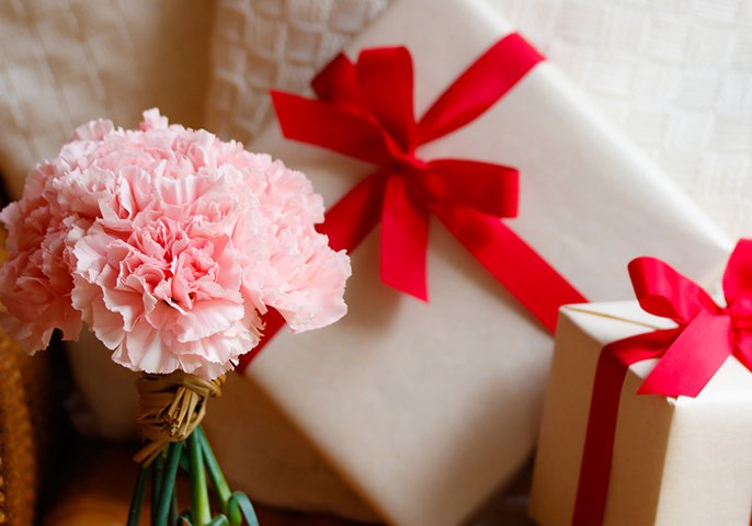 カーネーションとプレゼントボックスの写真