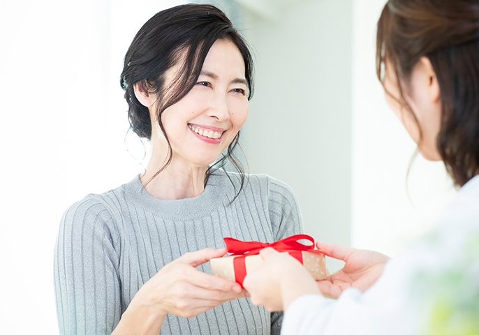 母親にプレゼントを手渡ししている写真