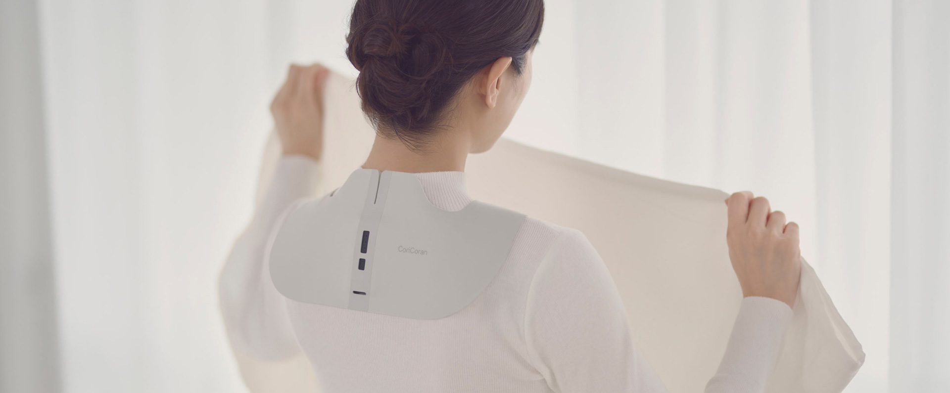 高周波治療器を肩にかけた女性の写真