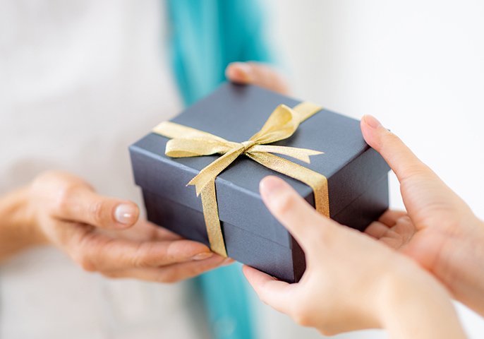 プレゼントを手渡ししている写真