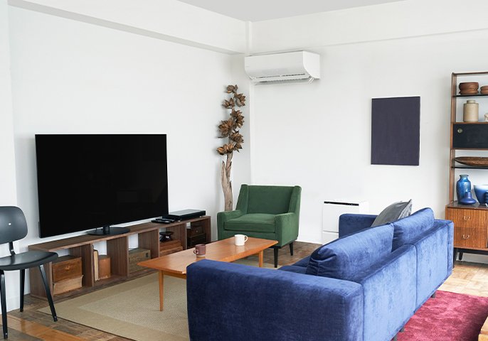 写真：テレビとソファがあるリビングのイメージ