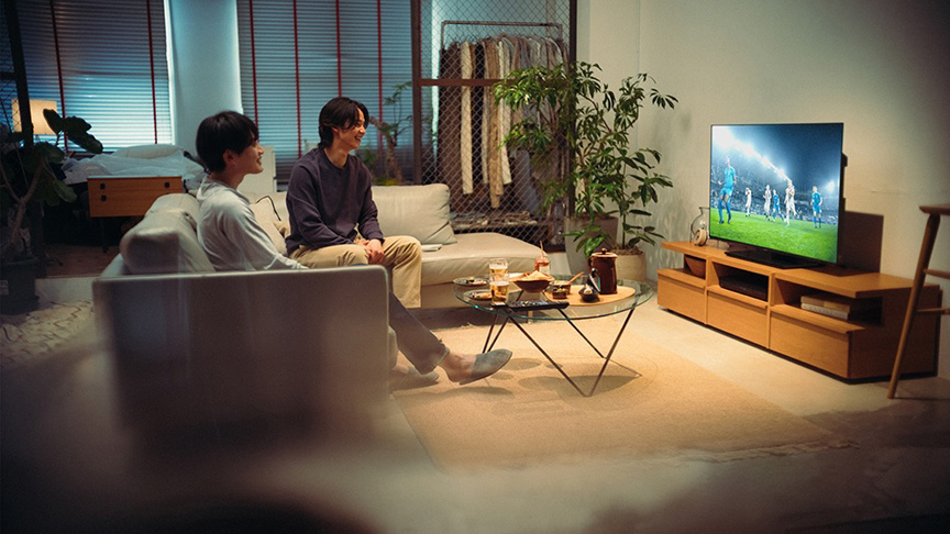 写真：家族2人でテレビを見ているイメージ