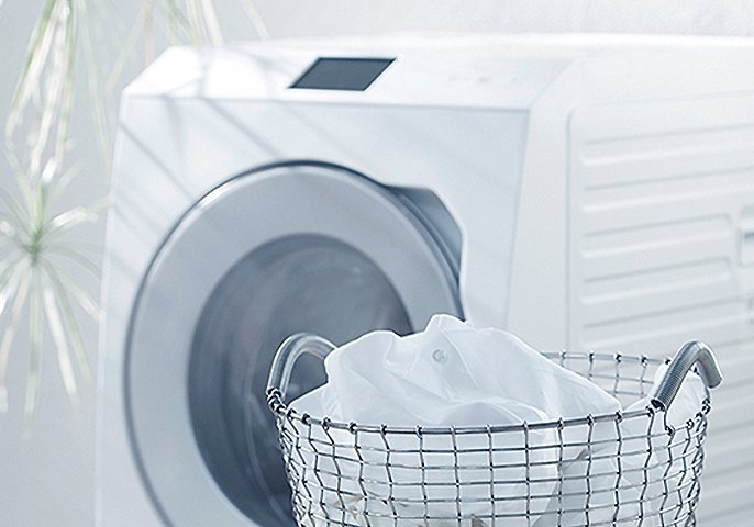 写真：ドラム式洗濯機と洗い物が置いてあるイメージ