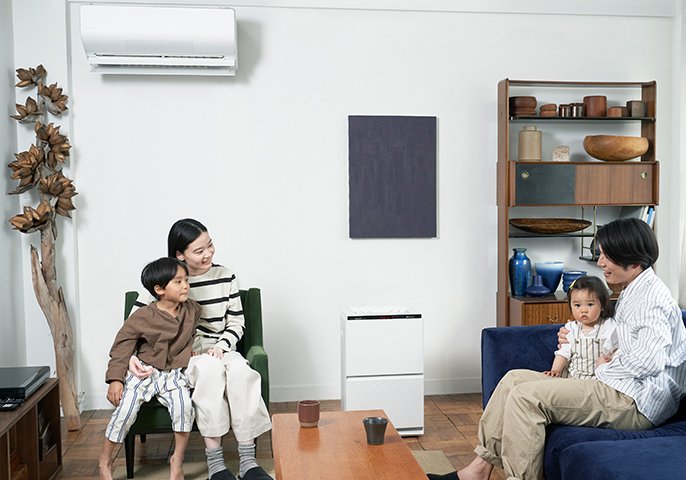写真：家族4人がリビングで過ごしているイメージ