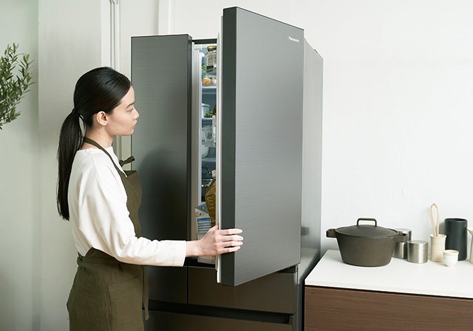 写真：女性が冷蔵庫を開けてるイメージ