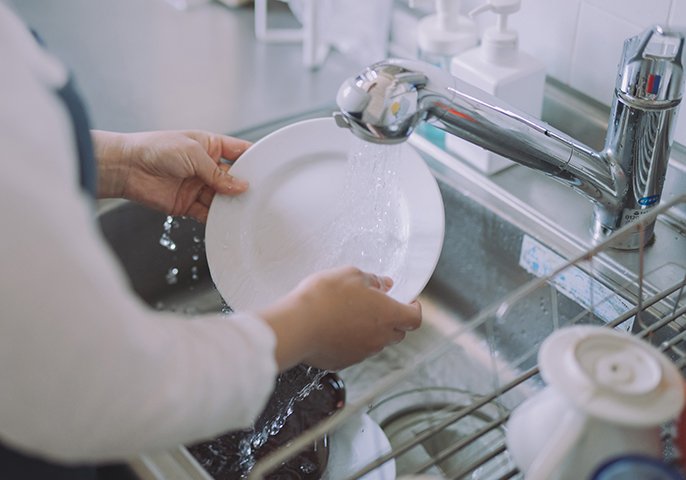 写真：洗い物をする女性