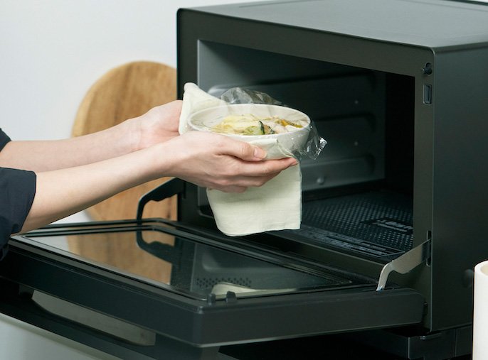 レンジを使用しておかずを温めている様子