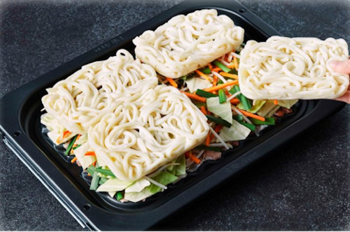 NE-UBS10Dの蒸し焼きメニューで焼うどんを作る様子