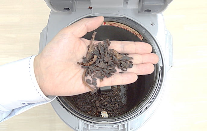 写真：家庭用生ごみ処理機によって乾燥された生ゴミの様子
