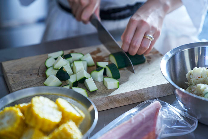 写真：野菜を包丁で切っている様子