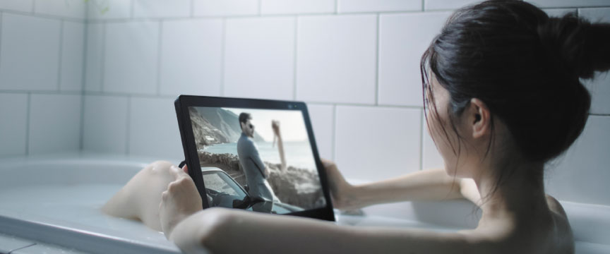 お風呂でポータブルテレビを鑑賞している様子