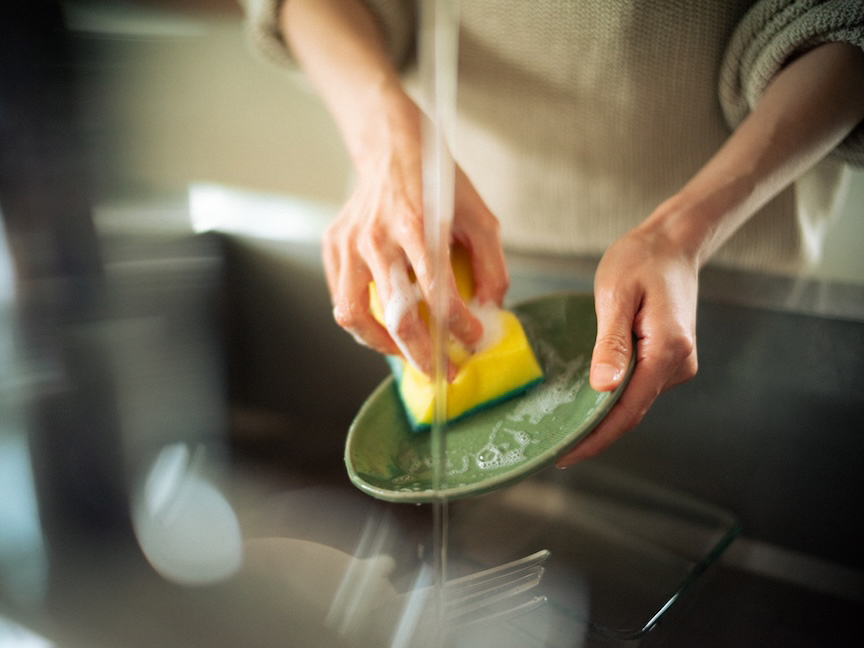 食器を洗っている様子の写真