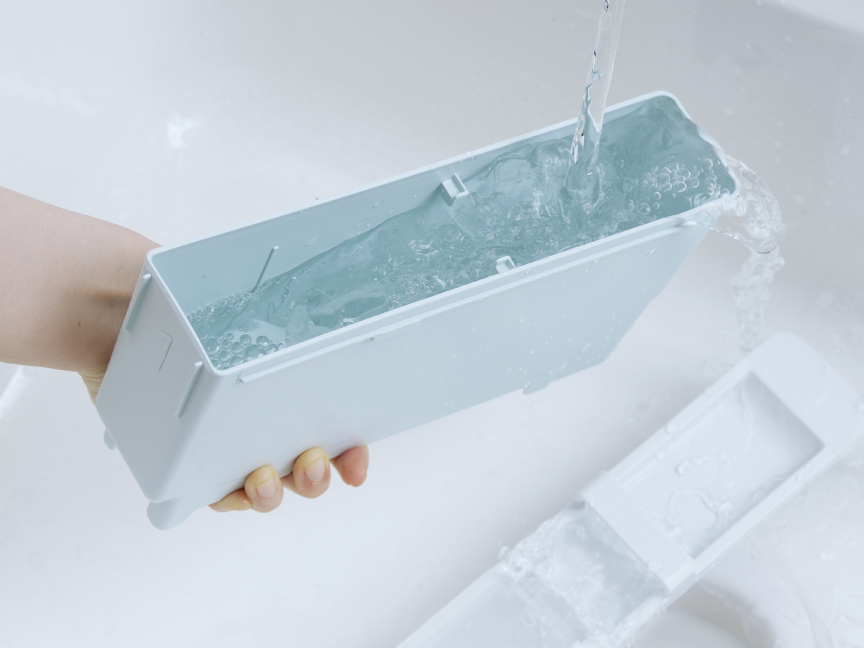 写真：手動投入口を掃除する様子