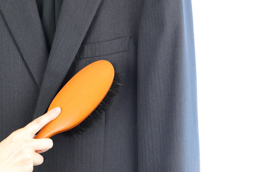 スーツを手入れしている写真