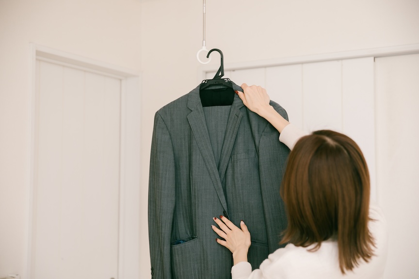 スーツを干している写真