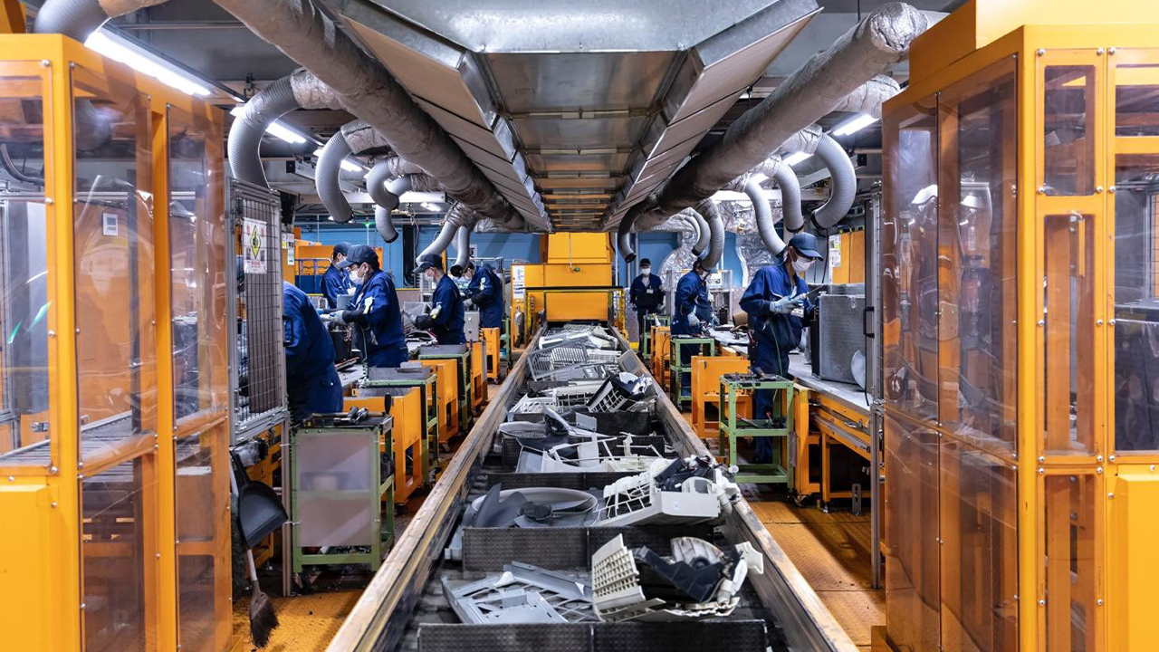 パナソニックのリサイクル工場の内部の写真