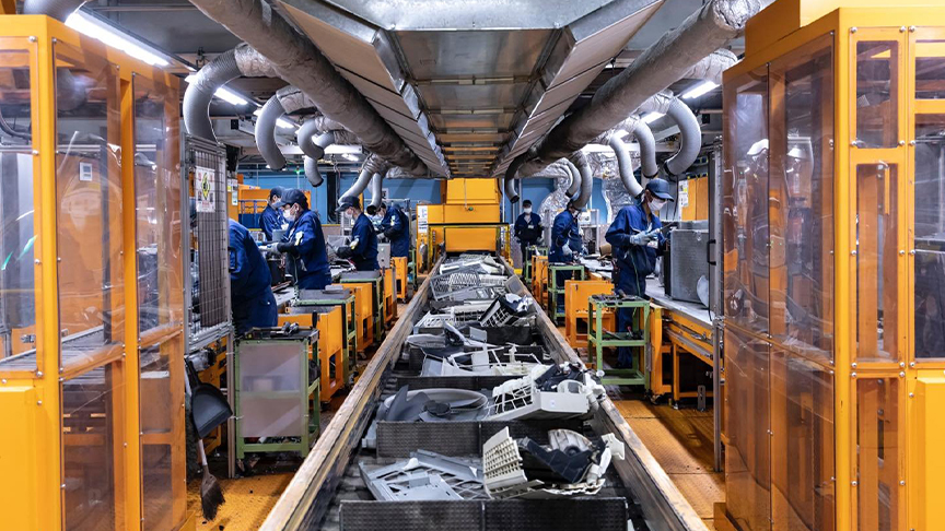 パナソニックのリサイクル工場の内部の写真