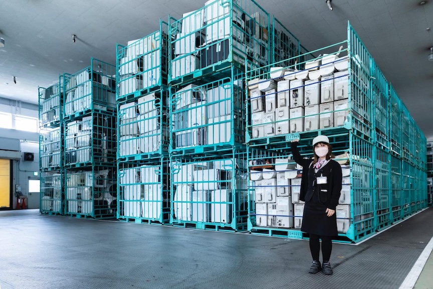 運ばれてきた家電たちが天井まで積まれている「ストックヤード」の写真